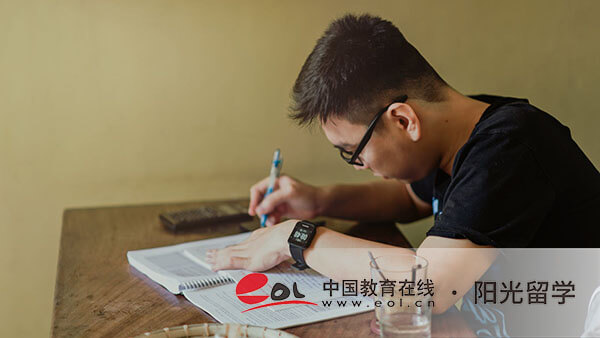 英國留學(xué)攝影專業(yè)本科學(xué)費(fèi)多少錢