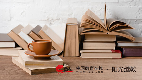 遼寧鞍山自考準考證多久打?。吭趺创蛴。?/></p><h3>遼寧鞍山自考準考證多久打?。?/h3><p>自考準考證一般在考試前一周開放打印。</p><p>遼寧鞍山考生可以在考試前一周登錄遼寧招生考試之窗官網(wǎng)的自考網(wǎng)上服務平臺進行準考證的打印。及時打印準考證是參加自學考試的必要環(huán)節(jié)，這樣才能確保每位考生都能順利進入考場。</p><h3>自考準考證怎么打印？</h3><p>1、登錄報名網(wǎng)站?：</p><p>考生需要登錄自己所在地區(qū)的自考報名網(wǎng)站，也就是各省教育考試院官網(wǎng)。</p><p>2?、進入準考證打印入口?：</p><p>找到本省教育考試院官網(wǎng)，進入自考欄目，如果準考證打印入口開通，頁面會有打印入口提示。</p><p>3?、輸入賬號密碼?：</p><p>輸入賬號密碼驗證碼登錄，選擇菜單欄的打印準考證，進入打印頁面。</p><p>4?、打印準考證?：</p><p>確認信息無誤后，點擊打印按鈕，連接打印機進行打印。</p><h3>自考考試前要做哪些準備？</h3><p>1、攜帶相關(guān)證件?：準考證和有效身份證是必須攜帶的，建議提前多準備幾份證件，分別放在不同的位置，以防丟失?。</p><p>?2、準備考試必備物品?：考生需要準備準考證、身份證、2B鉛筆、黑色字跡的簽字筆或鋼筆、直尺、三角板、圓規(guī)、橡皮擦等考試必需用品?？忌鷳崆皽蕚浜眠@些物品，并確保它們能夠正常使用?。</p><p>?3、熟悉考場和路線?：考生應提前熟悉考場位置和交通路線，最好規(guī)劃兩條路線以避免交通堵塞。考試當天提前出發(fā)，盡量避免遲到，考生還應確認考場教室的門牌信息。</p><p>?4、注意飲食和休息?：考生在考試前應注意飲食衛(wèi)生，避免吃壞肚子。保證充足的睡眠時間，以保持充沛的精力和清晰的頭腦。適當閱讀一些輕松的書籍或雜志，放松心情?。</p><p>以上是關(guān)于成人自考的相關(guān)內(nèi)容，考生可以此作為參考，具體以官方政策為準！考生如果想獲取更多關(guān)于自考的相關(guān)資訊，如成人自考報名時間、考試時間、報考條件、備考知識、相關(guān)新聞等，敬請關(guān)注中國教育在線自考考試頻道。</p><p><strong>熱門推薦：</strong></p><p><a href=